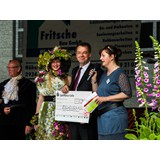 Gewerbeschau Eschede 2014 - Sophie schmückt mit dem Blumenkleid die Eröffnungsansprache
